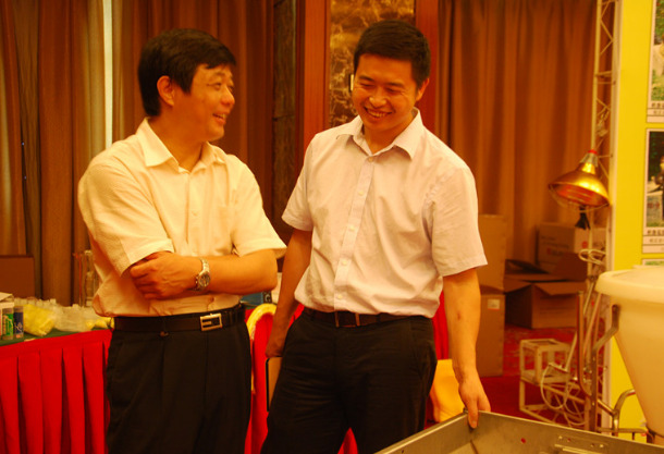 王书龙主任与薛永钦总经理交流福建诚多公司的设备在猪场的使用情况