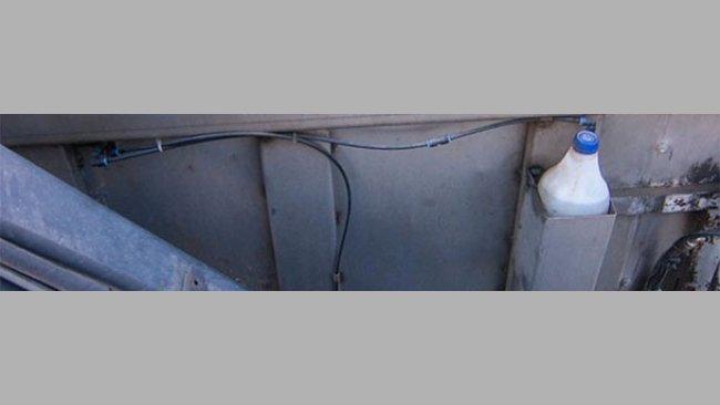 Avoiding the capture of flies by carcass collection lorries is difficult, if not impossible, but the use of insecticides on the inside of the container once it is closed would eliminate them.