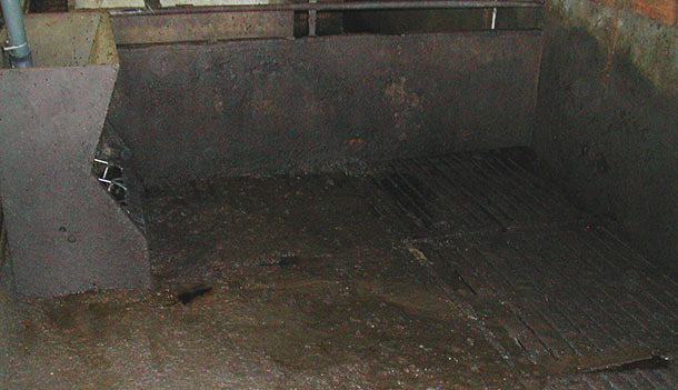 Use of sprinklers for cleaning farms