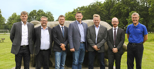 丹麦农场的会议成员(从左到右):Claus Brandt, 总经理, 丹麦慧星公司; Niels Otto Damholt, 销售总监, 哈姆雷特蛋白质; Thomas O. Hansen, 全球客户总监, SKOV; Eric C. O. Wanscher, 副校长, 丹麦农学院; Bjarne K. Pedersen, 总经理, 丹麦农场设计公司; Thomas Muurmann Henriksen, 首席执行官, 丹育国际; Søren Bank, 首席商务官, 哈姆雷特蛋白质。