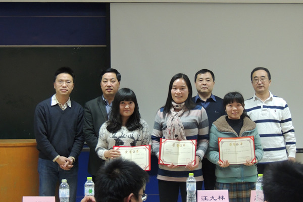 彭英霞（前排中）、韩华（前排左一）领取优秀校外指导教师证书