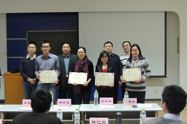 彭英霞（右一）代表公司领取优秀校外实践教学科研基地证书