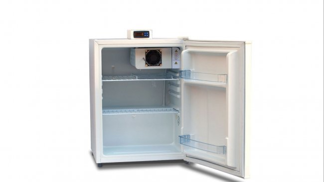图1：带有外部温度显示器的存储柜。打开架子（置物架）以使空气流通
