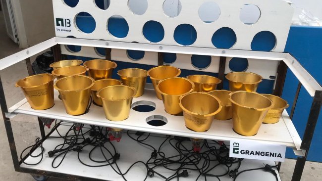 Picture 1: Cart designed for drying and storage of heating lamps from farrowing units (photo courtesy of Grangenia)