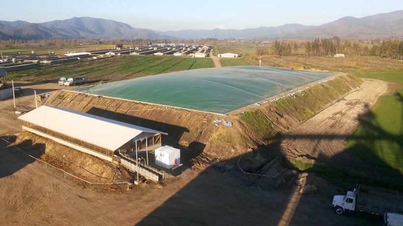 图3：El Campesino工厂（智利，AgrícolaAASA）具有能量回收和沼气利用的有盖厌氧池。 照片：Alejandro Gebauer。
