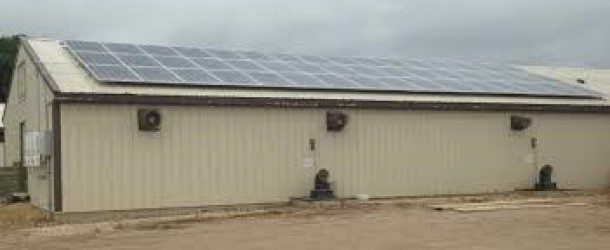 图3：在猪舍上安装太阳能发电系统。来源：Acevedo，明尼苏达大学

