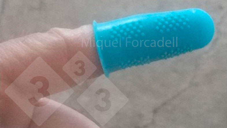 A simple and inexpensive silicone thimble is sufficient to protect the finger from the piglets&#39; small teeth.
