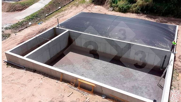 照片1：丙烯防水油布下现有绳索结构鸟瞰图。照片2：沼气厂鸟瞰图，该沼气厂由新鲜粪浆接收区、厌氧消化区和沼渣储存区组成。
