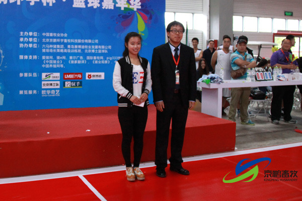 中国畜牧业协会会展部主任刘文涛为篮球宝贝领队颁发最美篮球宝贝奖
